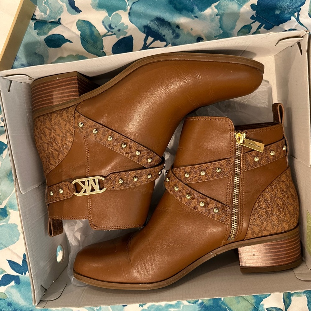 Michael Kors Tan Leather Ankle Boots (Kincaid Flat Bootie) size 10- like new